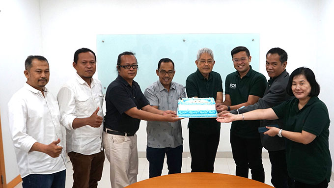 Direktur Riau Pos Asmawi Ibrahim (empat kiri) dan Direktur yang juga Pemimpin Redaksi Riau Pos Firman Agus (tiga kiri) menyerahkan kue tar yang diterima langsung oleh Asisten Direktur Utama Mal Ska Arcin Senggana (empat kanan), Direktur Mal Ska Sawintra P