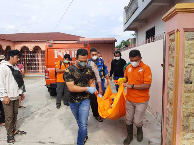 Petugas kepolisian dari Polres Dumai mengevakuasi mayat pria 35 tahun yang ditemukan mengapung di anak Sungai Dumai, Ahad (10/10/2021).