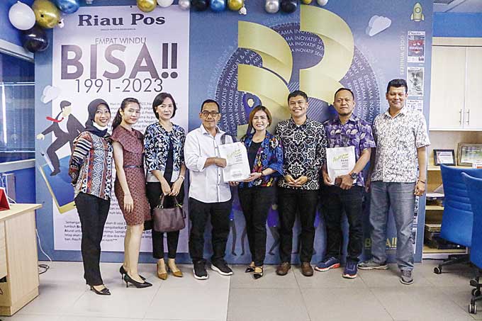 Direktur Riau Pos Asmawi Ibrahim (empat kiri) didampingi Manajer Iklan Sumariono (dua kanan) dan Manajer Pemasaran Abdul Kadir Bey (kanan), menerima cendera mata dari Marcomm Manager Corporate Intiwhiz Ari Eka Putri (empat kanan), bersama SM Corporate Int