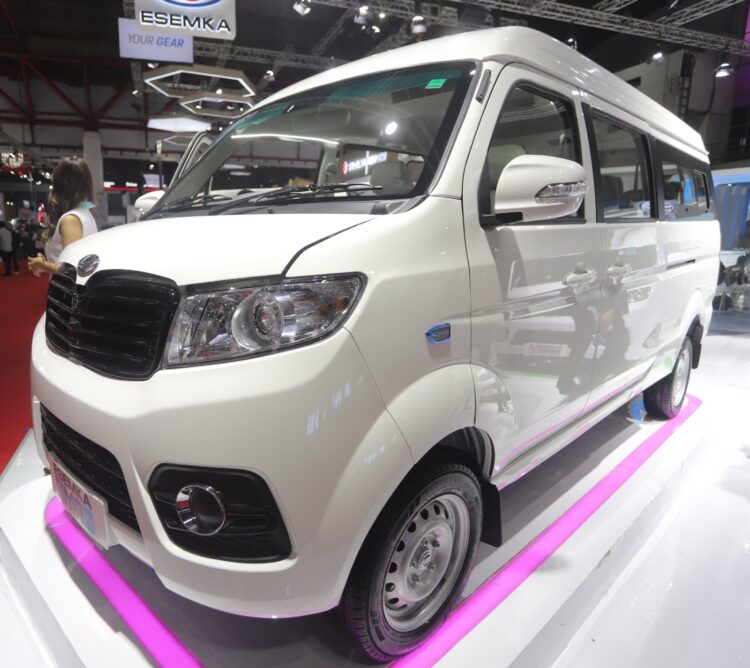 Esemka memboyong mobil listrik Bima EV Passanger Van pada pameran otomotif IIMS 2023.
