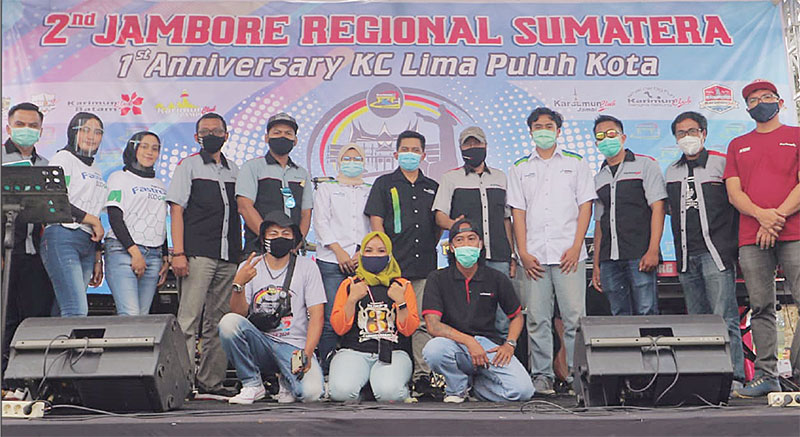 Perwakilan dari PT Pertamina Lubricants Region I Fuad Assifa (tujuh kiri), Ketua Umum Karimun Club Indonesia (KCI) Pujiono Wahyudi (lima kanan) bersama panitia dan undangan lainnya foto bersama dalam acara Jambore Regional Sumatera ke-2 bertepatan denga