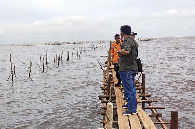 Tim Kementerian LHK RI didampingi Kepala Desa Simpang Ayam Mujiono melihat abrasi di pantai Desa Simpang Ayam, Kecamatan Bengkalis, Kabupaten Bengkalis, beberapa waktu lalu.