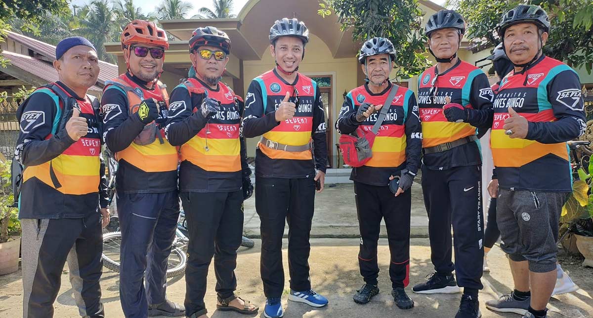 Anggota Komunitas Gowes Bungo, Jambi, foto bersama usai melaksanakan gowes barang.