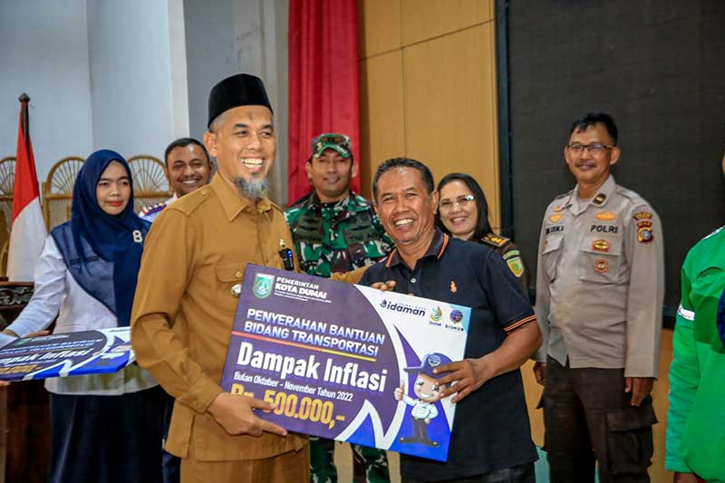 Wali Kota Dumai H Paisal secara simbolis menyerahkan bantuan sosial dampak inflasi kenaikan bahan bakar minyak kepada penerima manfaat, Senin (21/11/2022).