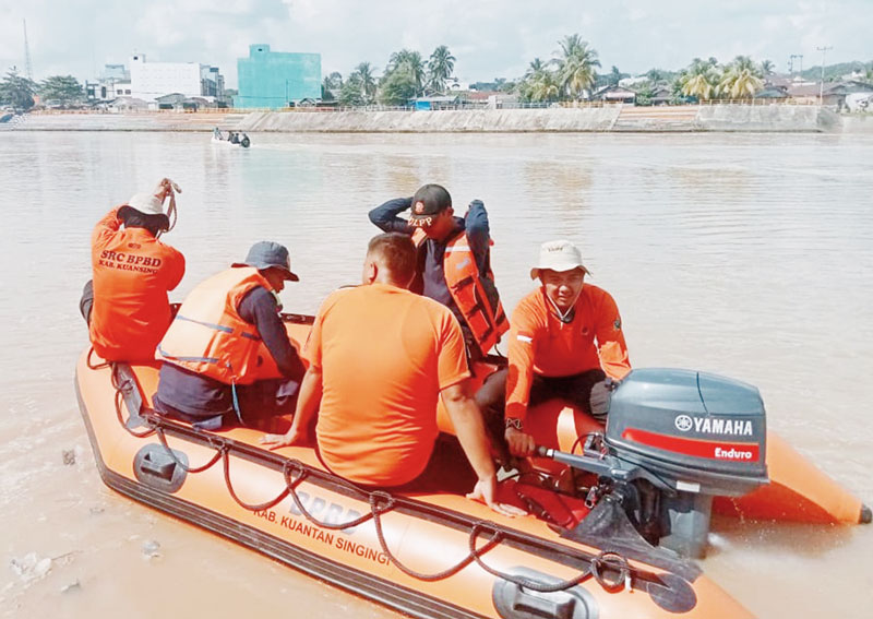 Tim BPBD Kuansing menyisir Sungai Kuantan, tepatnya di kawasan Desa Pelukahan Kecamatan Kuantan Hilir Seberang, Kamis (9/11/2023).