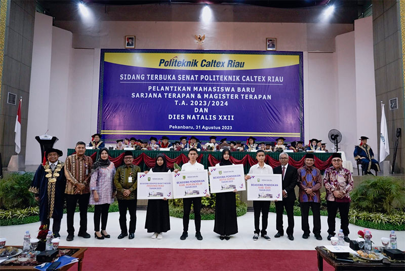 Penyerahan simbolis mahasiswa baru dari Program Beasiswa Kerja Sama Politeknik Caltex Riau dengan Pemerintah Provinsi Riau, Kota Dumai, Kabupaten Siak dan Kabupaten Rokan Hilir. Pada tahun ini, Politeknik Caltex Riau melantik 798 mahasiswa baru jenjang sa