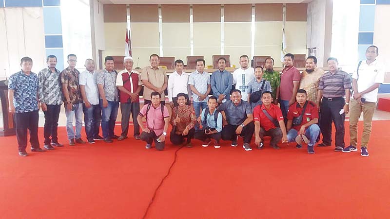 FOTO BERSAMA: Ketua DPRD Rohil Maston didampingi Wakil Ketua Abdullah dan Hamzah serta Sekwan Sarman Syah foto bersama kalangan wartawan yang biasa melakukan tugas peliputan di DPRDR Rohil, Kamis (30/1/2020).(  Zulfadhli/Riau Pos )