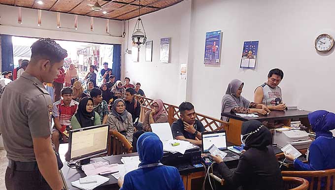 Pelayanan nasabah BRI Unit Peranap yang dialihkan ke BRI Teras Peranap di Pasar Peranap berjalan lancar, Senin (10/4/2023).