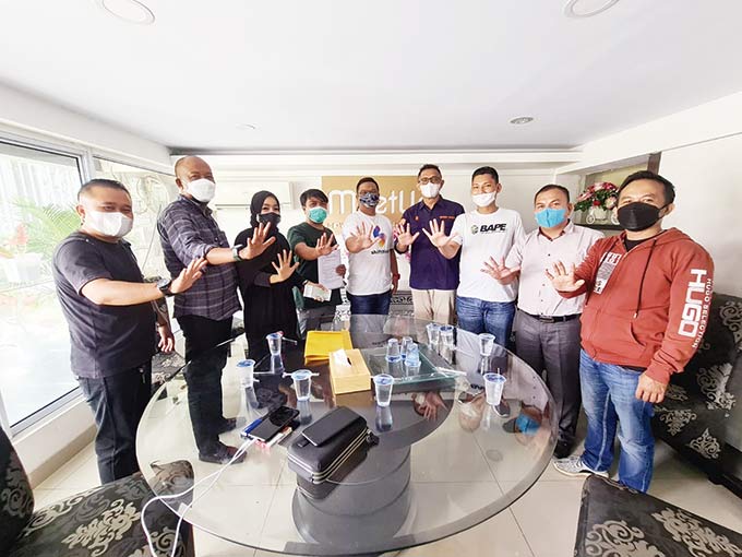 Musreza dan tim saat mengambil formulir pendaftaran di sekretariat panitia Musda XII Hipmi Riau di Jalan Todak, Pekanbaru, Senin (23/8/2021).