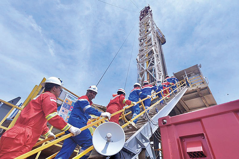 Manajemen PT Pertamina (Persero) meninjau RIG proyek MNK di Lapangan Gulamo, Kecamatan Bangko Pusako, Rokan Hilir, saat tajak perdana sumur MNK, Kamis (27/7/2023).