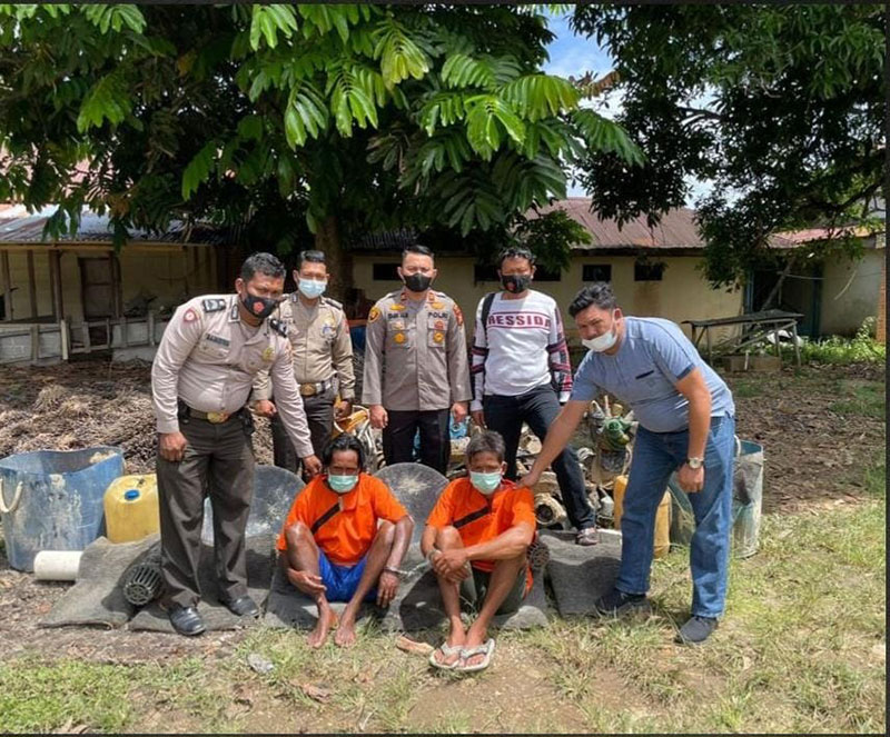 Kapolsek Peranap Iptu Emir Maharto Bustarosa STK SIK MSi (tengah berdiri) bersama anggota usai mengamankan dua pelaku PETI yang beraksi di Sungai Indragiri Desa Katipo Pura, Selasa (9/11/2021).