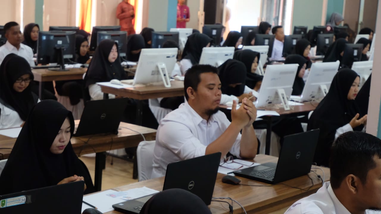 Puluhan CPNS asal Meranti mengikuti SKD di Afifa Sport Center, Jalan Banglas, Kecamatan Tebingtinggi, Meranti beberapa waktu lalu.(DOK.WIRA SAPUTRA/RIAUPOS.CO)