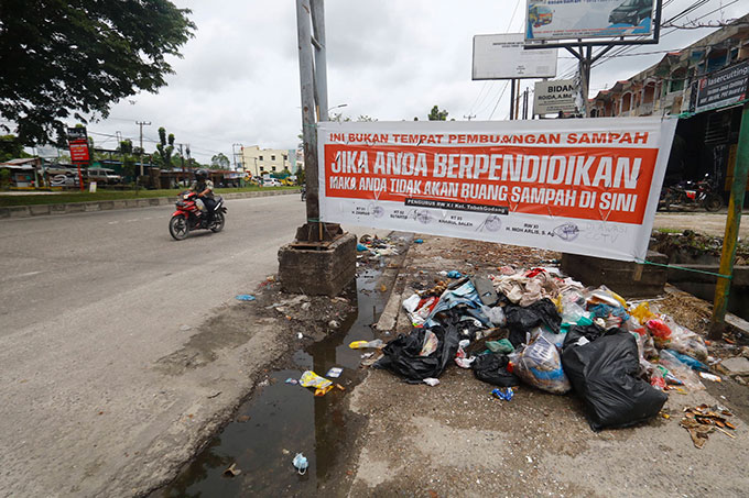 Sampah menumpuk di pinggir Jalan SM Amin yang terpasang spanduk larangan membuang sampah, Rabu (5/10/2022).