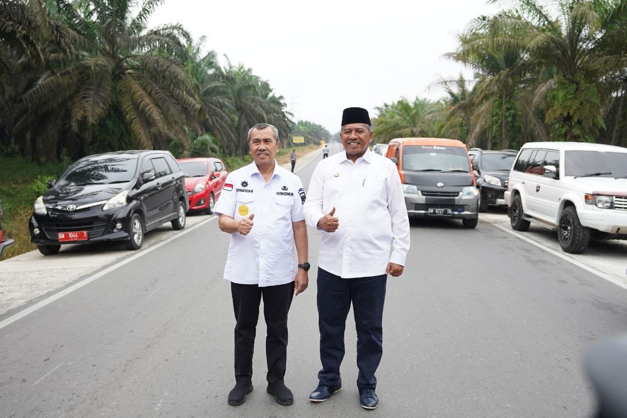 Gubri syamsuar bersama Bupati Siak Alfedri saat peresmian jalan PT SIR, sebagai jalur alternatif Pekanbaru-Perawang, Siak, Rabu (28/22/2022).