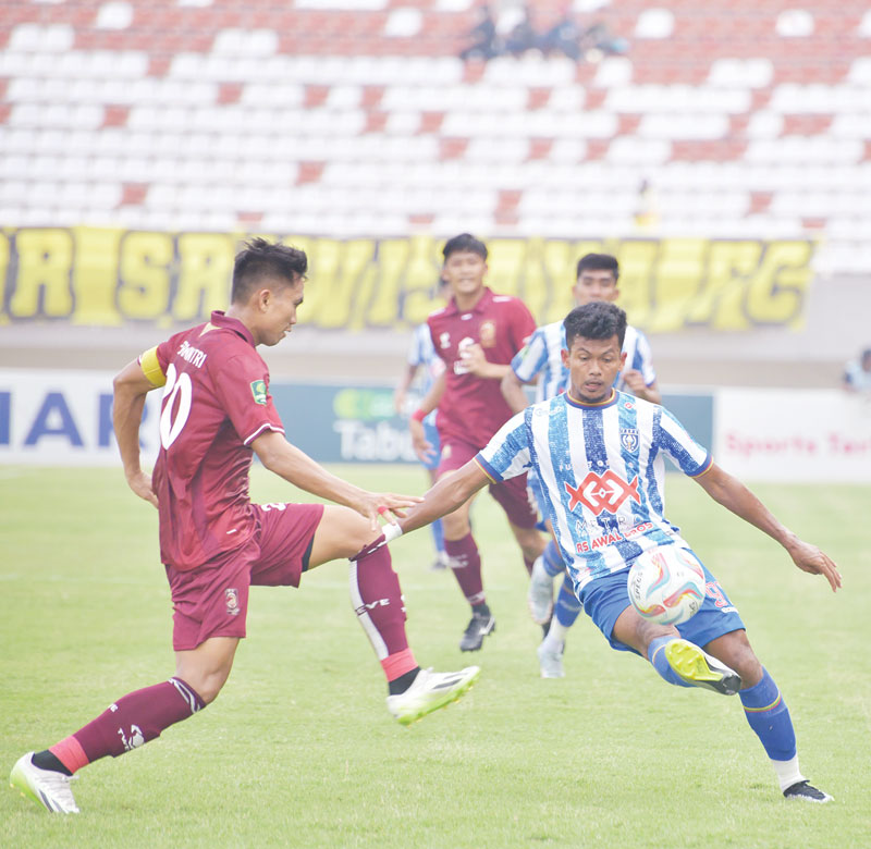 Pemain PSPS Ilham Fathoni (kanan) berduel dengan pemain Sriwijaya FC dalam laga Liga 2 di Stadion Gelora Jakabaring, Palembang, Ahad (8/10/2023).