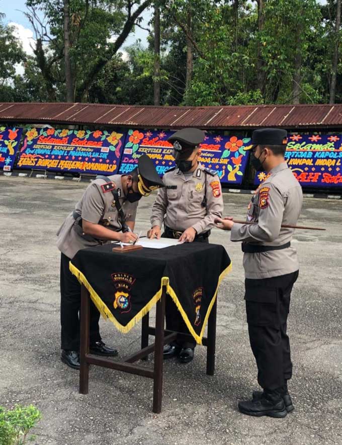 Penandatanganan berita acara sertijab Kapolsek Mandau disaksikan Kapolres Bengkalis AKBP Hendra Gunawan, Sabtu (1/1/2022).