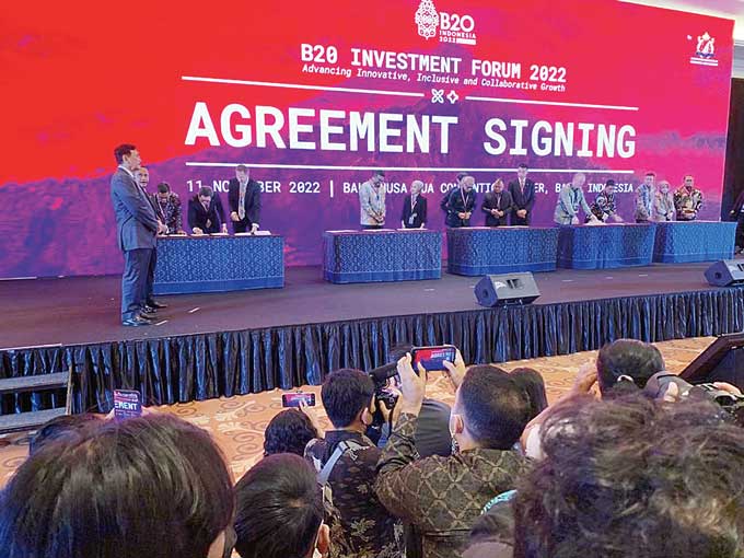 Penandatanganan JSA di Business 20 (B20) Investment Forum antara Pertamina NRE, Keppel Infrastructure dan Chevron New Energies International Pte Ltd untuk mengeksplorasi proyek pengembangan hidrogen hijau dan amonia hijau tertentu yang diadakan menjelang