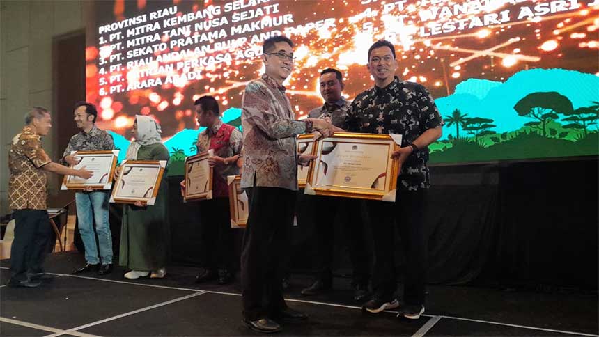 Deny Widjaya Social Corporate  Engagement Head PT Arara Abadi-APP Sinarmas ketika menerima Penghargaan.
