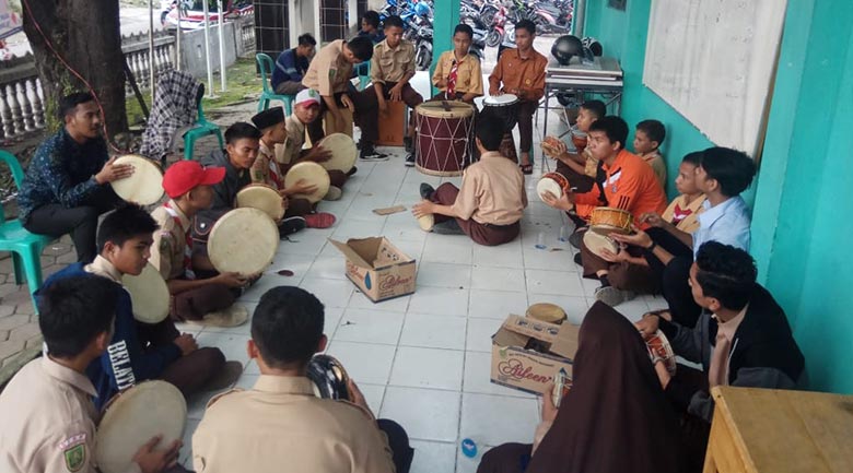 KEGIATAN: Suasana kegiatan Bangsal Seni tajaan komunitas Blacan Aromatic berjalan sederhana dan penuh nuansa persahabatan.