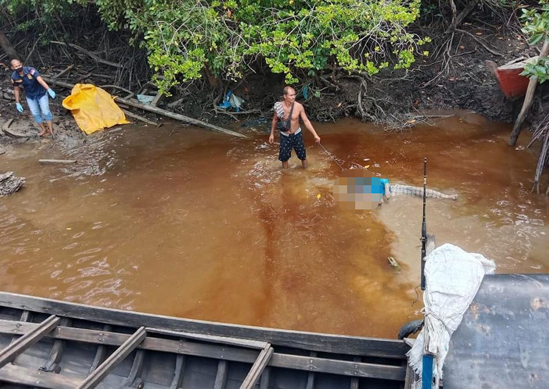 Proses evakuasi oleh Kepolisian Pulau Merbau terhadap jenazah tanpa identitas yang ditemukan warga Desa Tanjung Kulim, Kepulauan Meranti, Kamis (7/3/2022) siang.
