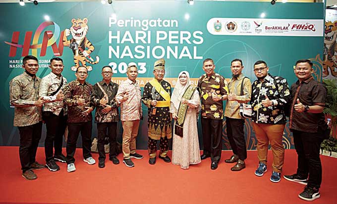 Bupati Inhil HM Wardan bersama Kepala OPD di lingkungan Pemkab Inhil foto bersama usai menerima Anugerah Kebudayaan PWI.