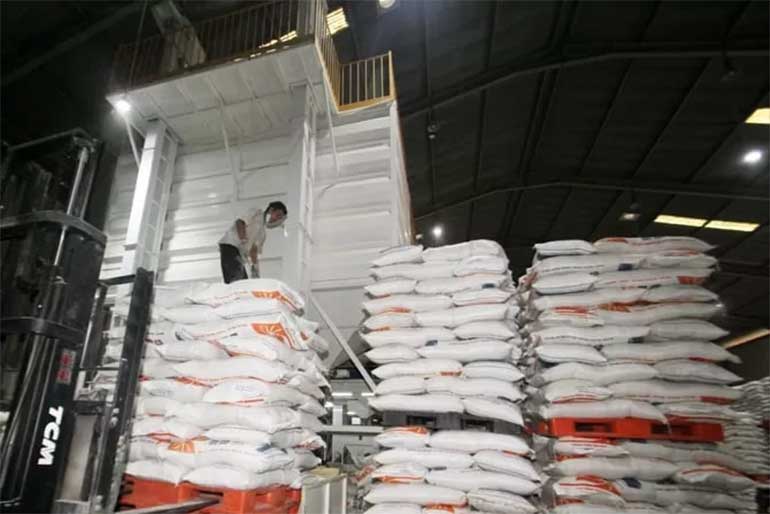 Pekerja di Gudang Bulog, Kelapa Gading, Jakarta, Rabu (2/9/2020).