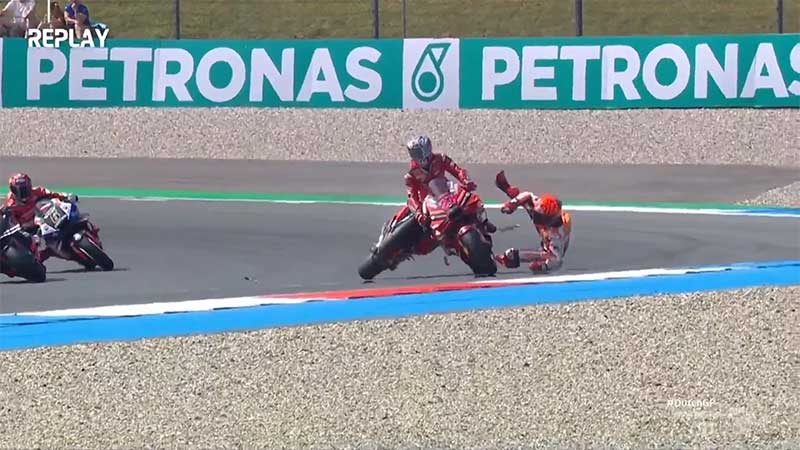 Insiden saat Marc Marquez menabrak ban belakang motor Enea Bastianini di kualifikasi 1 MotoGP Belanda.
