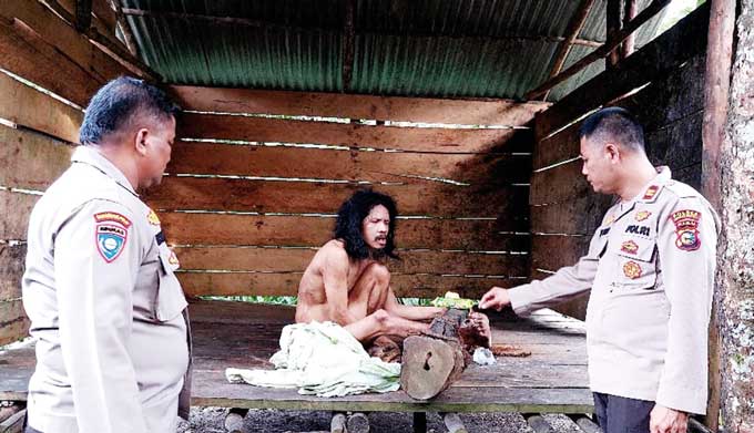 Kapolsek Logas Tanah Darat Dodi Hajri saat berbincang dengan Hasan, seorang penderita ODGJ di Desa Perhentian Luas, baru-baru ini.