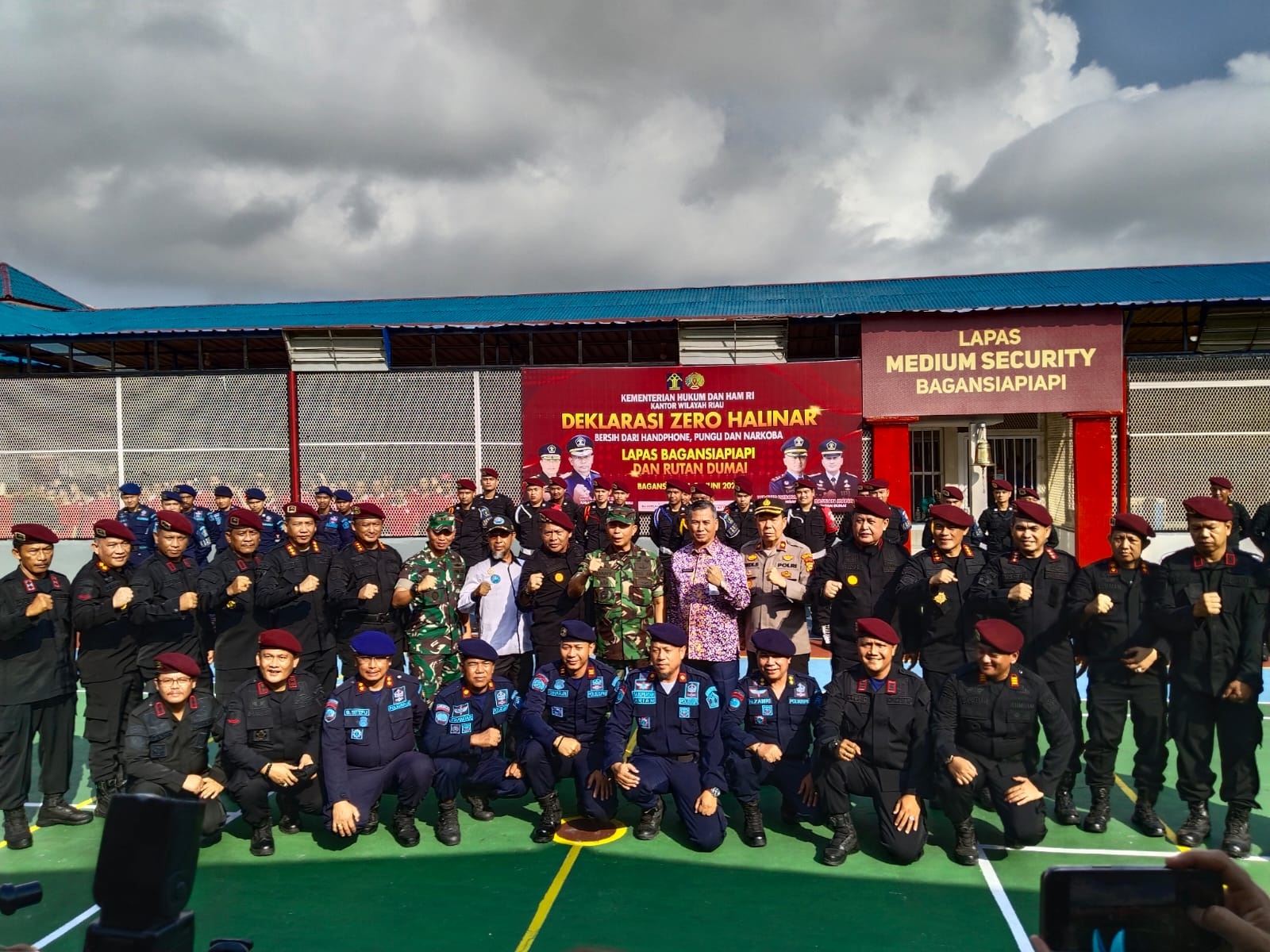 Kakanwil Kemenkum HAM Riau M Jahari Sitepu SH MSi, foto bersama Danrem 031/Wirabima Brigjend TNI Dany Rakca Andalasawan SAP MHan, perwakilan Forkopimda Rohil, Asisten III Setdakab Rohil Ali Asfar MSi, Kalapas Bagansiapiapi Wachid Wibowo, Karutan Dumai Bas