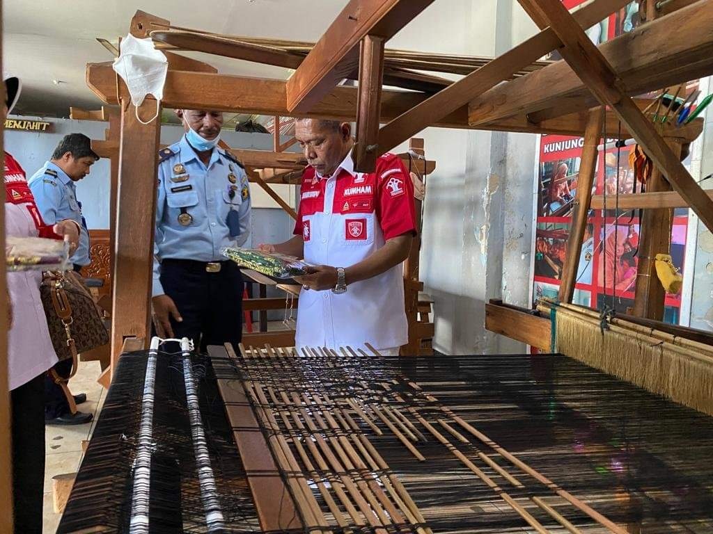 Kepala Kanwil Kemenkumham Riau Mhd Jahari Sitepu melihat hasil tenun Lejo buatan WBP Rutan Bengkalis beberapa waktu lalu di Balai Latihan Kerja Lapas Bengkalis.