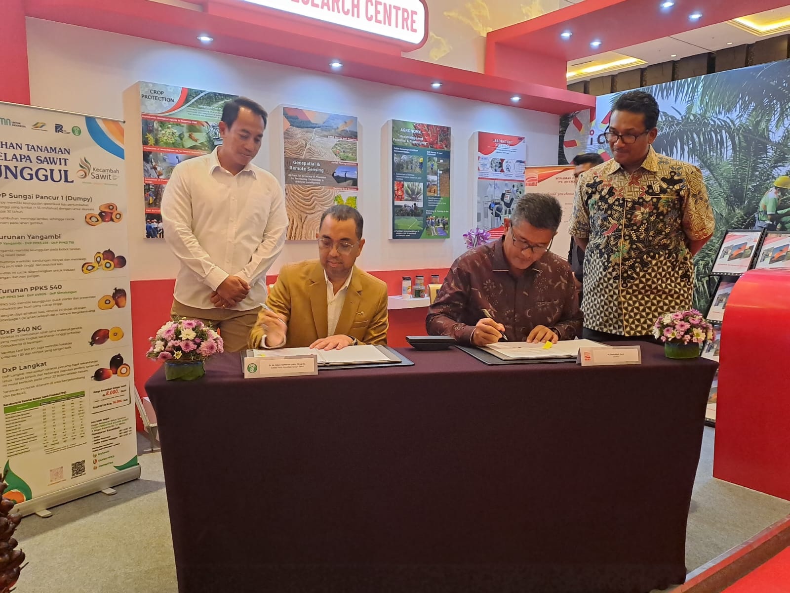 Penandatanganan MoU oleh Kepala Pusat PPKS, Dr Edwin Syahputra Lubis dan Head Minamas Research Centre Dr Shahrakbah Yacob yang disaksikan CEO Minamas Plantation Adi Wira Abd Razak dan GM Bahan Tanam PPKS Taufiq Caesar Hidayat.