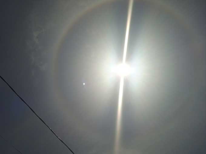 Fenomena halo matahari terlihat di langit Kota Pekanbaru,  Kamis (5/8/2021) siang.