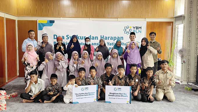 Anak-anak yatim dari Yayasan Pondok Pesantren Baiturrahmah dan lansia foto bersama dengan pengurus YBM PLN, baru-baru ini.