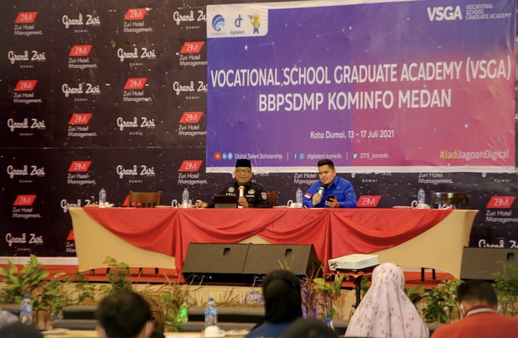 Kepala Diskominfo Kota Dumai, Drs H Khairil Adli, MSi dan Kepala Bidang Informasi dan Komunikasi Publik, Muhammad Saddam, SSTP, MIP memaparkan materi dalam program Vocational School Graduate Academy (VSGA) bagi lulusan SMK, Diploma 3 dan 4 di Ballroom Gra