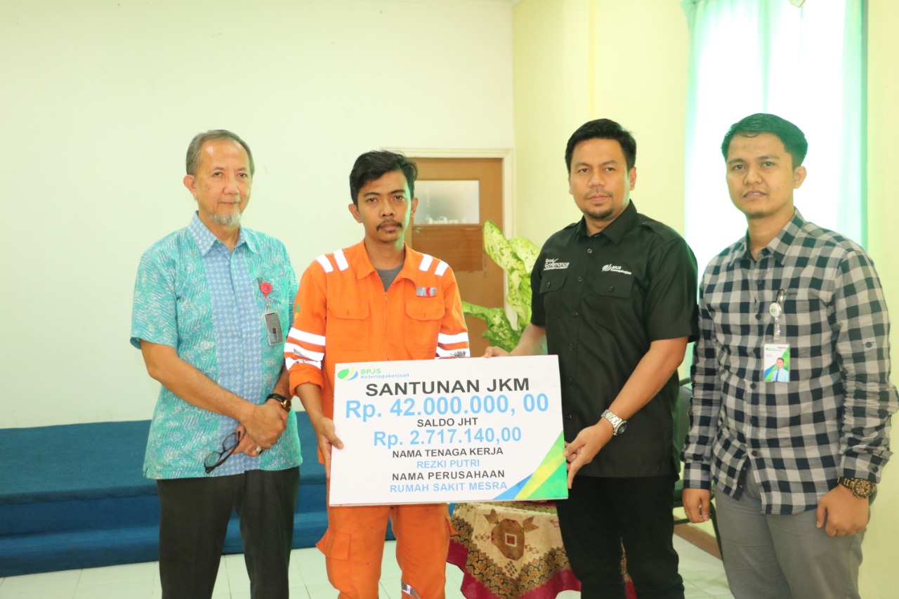 Kepala kantor cabang BPJAMSOSTEK Pekanbaru Panam A Fauzan (dua dari kanan)didampingi Kepala Bidang Pelayanan Zaid Afkar (paling kanan)menyerahkan klaim jaminan kematian (JKM) bersama Direktur Rumah Sakit Mesra, dr Budi Setyawan (kiri), kepada ahli waris K