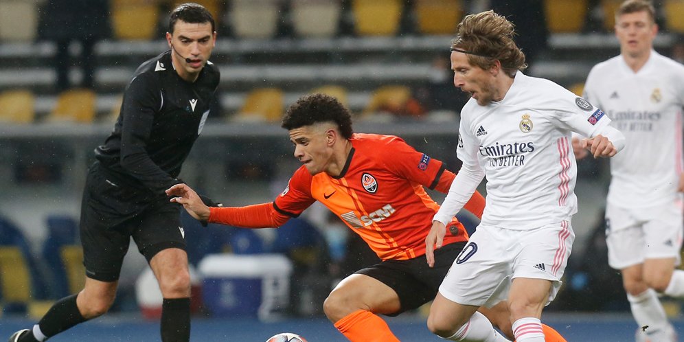 Gelandang Real Madrid, Luka Modric, saat berebut bola dengan pemain Shakhtar Donets, Detinho, dalam pertandingan Liga Champions, Rabu (2/12/2020) dini hari WIB. (REUTERS/MIRROR)