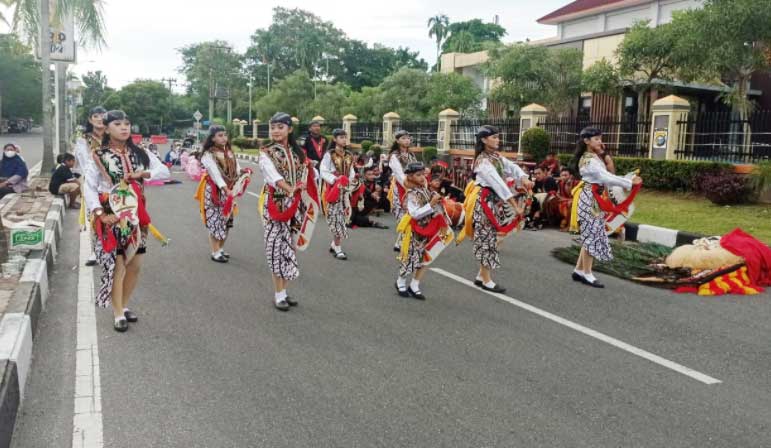 Para penari jathil saat tampil dalam pagelaran seni Reog Singo Mbalelo di Jalan Pattimura, Sabtu (20/11/2021).