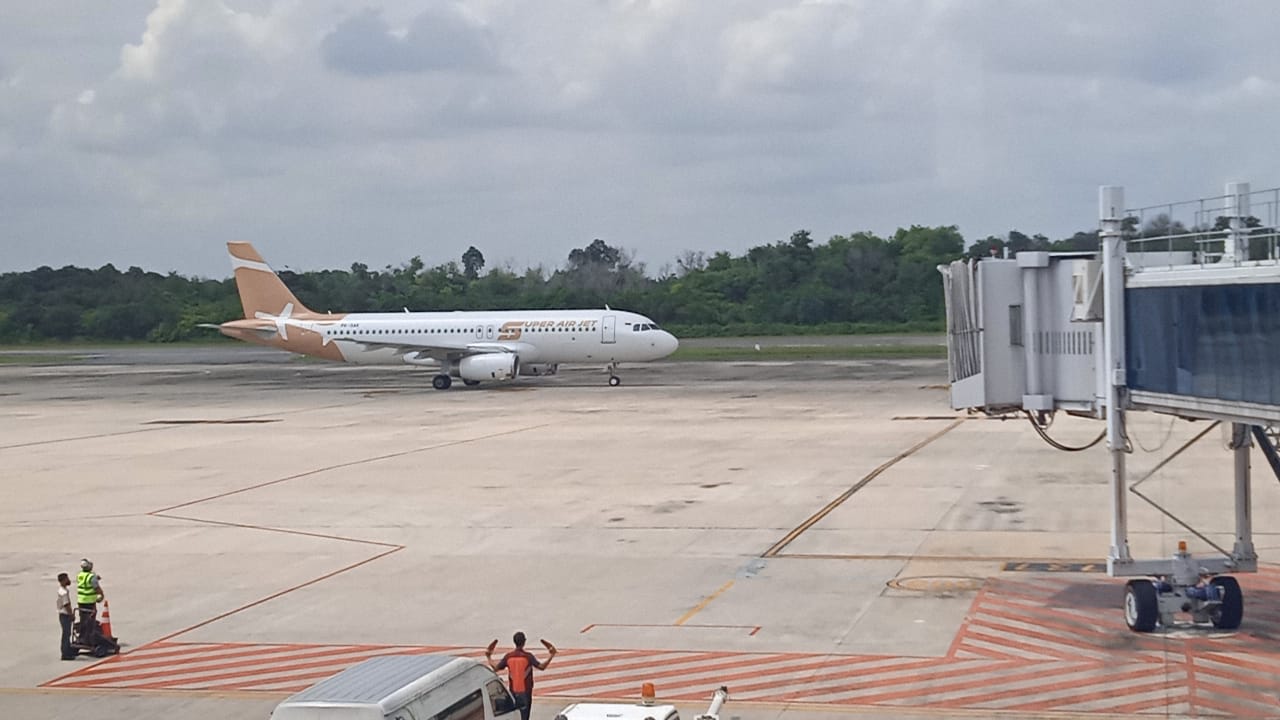 Super Ai Jet lakukan landing perdana di Pekanbaru dengan rute penerbangan Pekanbaru - Jakarta, Rabu (8/12/2021)