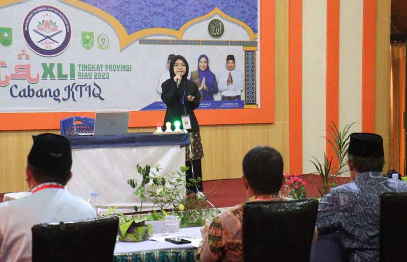 Salah seorang peserta lomba cabang karya tulis ilmiah tampil di depan majelis hakim pada babak final yang digelar di Graha Wanita Rengat, Rabu (15/11/2023).