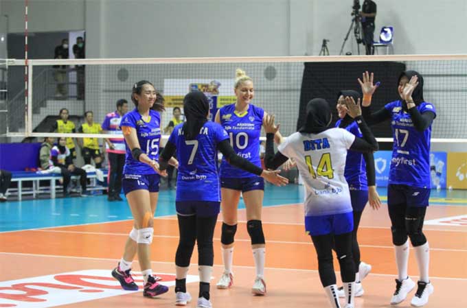Pemain Tim Voli Putri bjb Tandamata melakukan selebrasi.