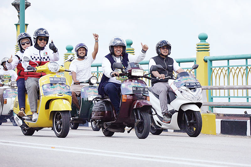 Bupati Siak Alfedri bersama pencinta scooter berkeliling Kota Siak, akhir pekan lalu.