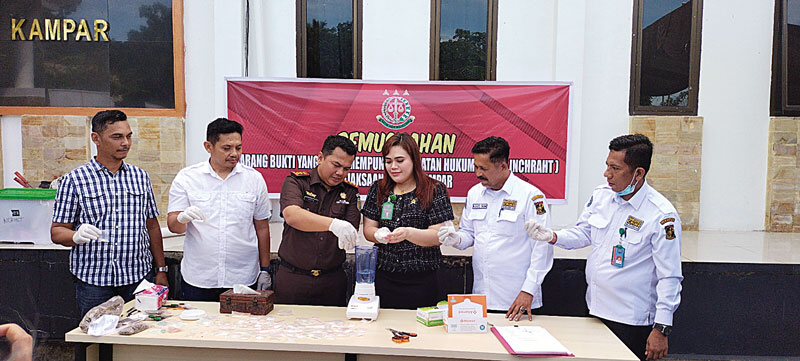 Kajari Kampar Sapta PutraÂ  memimpin pemusnahan barang bukti narkoba dari 239 perkara di halaman Kantor Kejari Kampar, Bangkinang, Selasa (11/7/2023).Â 