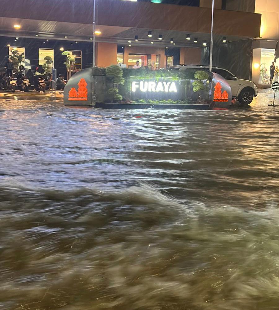 Salah satu titik banjir di Jalan Sudirman, Pekanbaru, Senin (3/10/2022) malam.