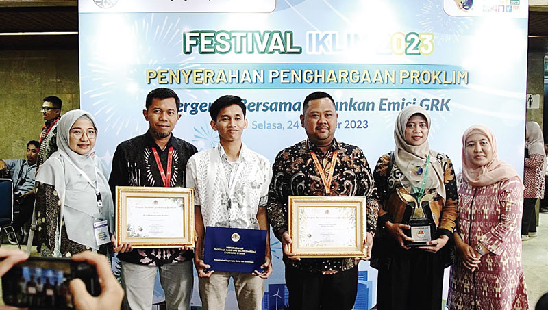 Manajer Pemeliharaan UP Gresik Agus Priyono (dua kiri) dan Bupati Gresik Fandi Ahmad Yani (tiga kanan) memperlihatkan piagam penghargaan ProKlim dari Menteri LHK.