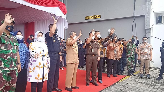 Gubernur Riau H Syamsuar MSI (tengah) didampingi Komisaris PT Surya Inti Primakarya, Toni (tunuh kiri) dan Forkopimda Riau melakukan pelepasan ekspor akhir tahun 2021 yang dimiliki pusat logistik berikat PT Surya Inti Primakarya, Kamis (24/12/2021).