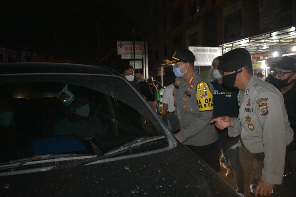Kapolres Pekanbaru Kombes Nandang Mu&rsquo;min Wijaya saat memberikan teguran pada pelanggar PSBB di pusat Kota Pekanbaru, Rabu (13/5/2020) malam.(POLRESTA PEKANBARU FOR RIAUPOS.CO)