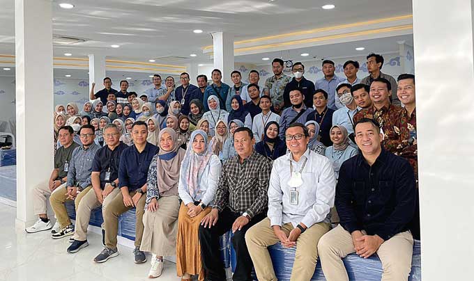 Manajemen dan karyawan PT Bank Tabungan Negara Syariah Pekanbaru foto bersama di kantor barunya di Jalan Sudirman,Â Pekanbaru, Jumat (30/12/2022).