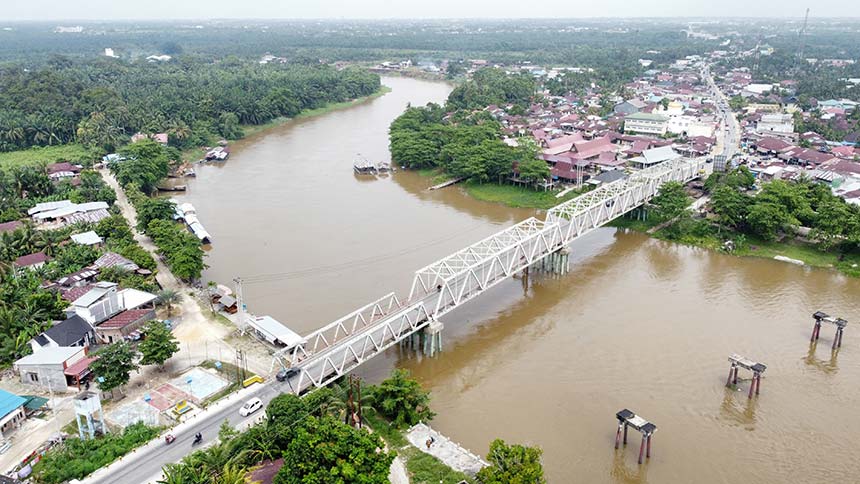 Debit air Sungai Kampar di Teratak Buluh tampak meningkat, Sabtu (25/11/2023) usai tiga pintu pelimpahan waduk PLTA Koto Panjang dibuka pada Jumat (24/11/2023).