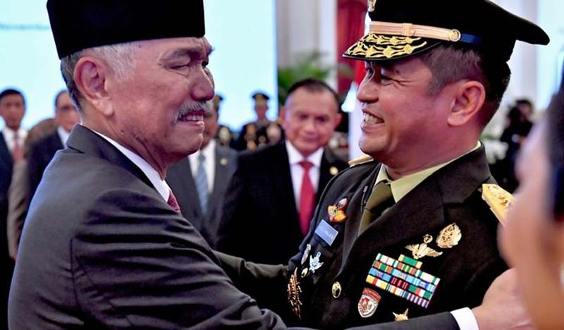Menko Kemaritiman dan Investasi Luhut Binsar Pandjaitan menangis haru saat pelantikan Jenderal TNI Maruli Simanjuntak sebagai Kepala Staf Angkatan Darat di Istana Negara, Rabu (29/11/2023). Maruli Simanjuntak adalah menantu Luhut Panjaitan.