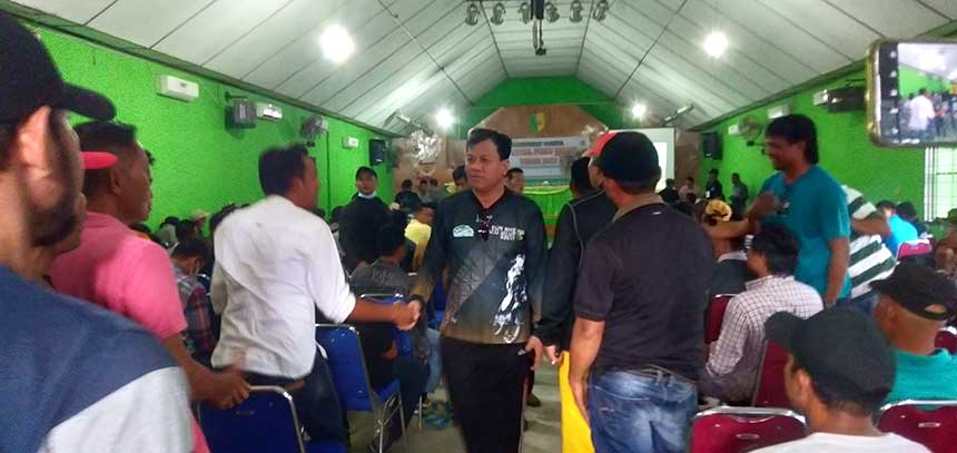 Plt Bupati Kuansing Drs H Suhardiman Amby AK MM menyalami perwakilan jalur yang akan bertanding di Tepian Narosa Telukkuantan, usai pertemuan teknis di Gedung Narosa Teluk Kuantan, Sabtu (20/8/2022).